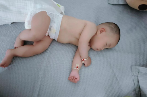 迁安市几个月宝宝会抬头